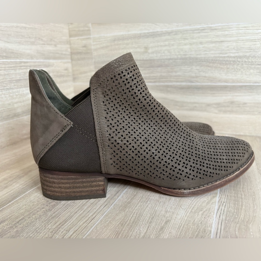 Vince Camuto Peera Khaki Verona ankle Booties Size 5 Dark Brown